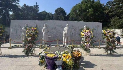 《沉默的荣耀》热播后，他墓前的鲜花摆了5米长