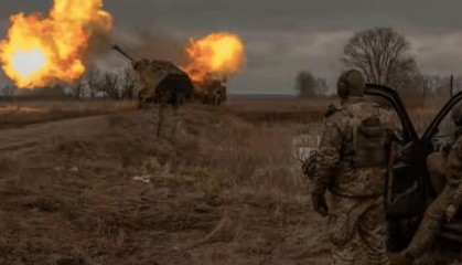 泽连斯基彻底完了？俄军首次使用新型炸弹，乌重要军工企业传来噩耗