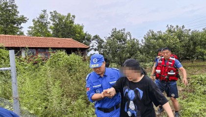天津蓟州遭遇70年最大山洪，救援人员讲述：两人抱树求生，52人挤阁楼通过窗户转运