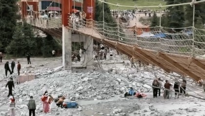 新疆一景区“网红桥”突然断裂，29人滑落，当地通报：5人遇难24人受伤，景区已关闭