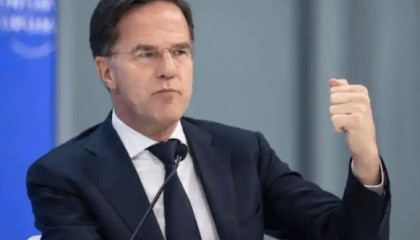 不装了？北约彻底摊牌，要和中方硬碰硬？解放军已做好最坏准备