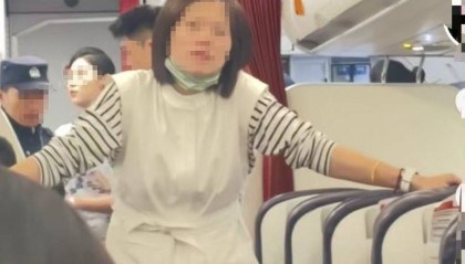 女子大闹航班辱骂殴打空少，自称哈尔滨某高校老师“有背景”，目击旅客讲述经过