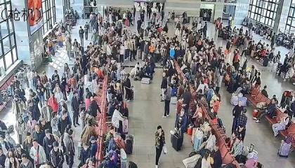 北京西站一旅客晕倒心脏骤停，为救人检票口临时“改道”