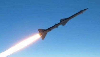 打中了！和美国停火了，以色列却没跑掉，胡塞导弹精准击中以机场