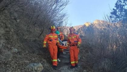 一女游客在凤凰岭登山摔伤，北京海淀消防紧急救援