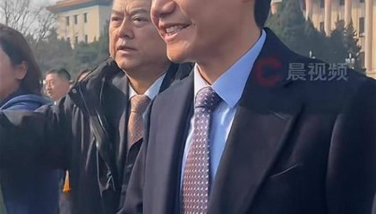 雷军走出会堂被团团围住，连说15句谢谢，记者打趣“接受采访就买 SU7”