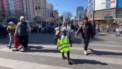 北京街头现山寨版“机器人交警”，警方、涉事公司回应