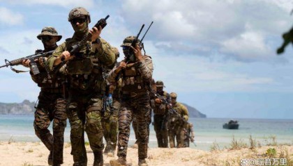 美菲突袭黄岩岛！解放军054A+歼11B硬核拦截，美军又撇下菲军跑路