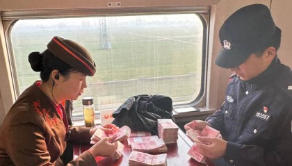 女子打开“自己的包”竟多出18万现金！