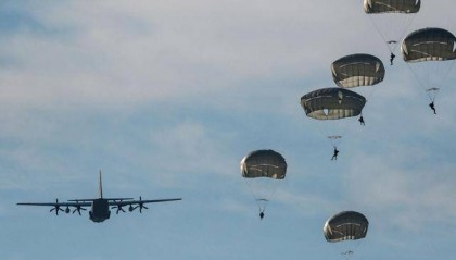 以军伞兵从天而降！深夜杀入敌军老巢，一开门，差一点被反杀