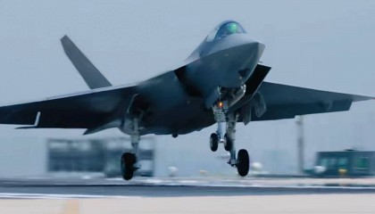 见证历史性突破：歼 - 35 隐身舰载机能在辽宁舰滑跃起飞，航母战力实现跨越式提升