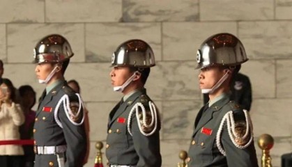 6名台军举五星红旗，拒为台独当炮灰，台媒：赖清德卫兵也要投诚