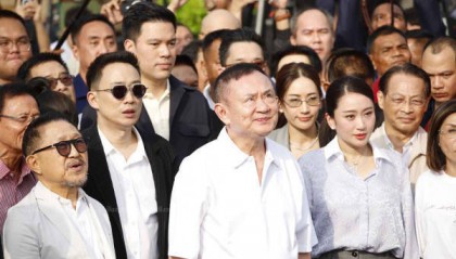 泰国前总理他信假释出狱，小女儿佩通坦到场迎接