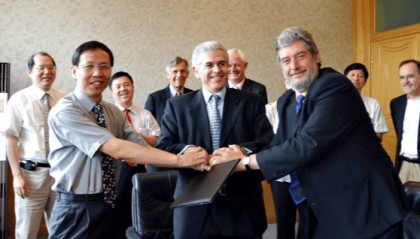 万没料到！不用中方出手，朔尔茨领17国为华发声，欧盟内讧开始