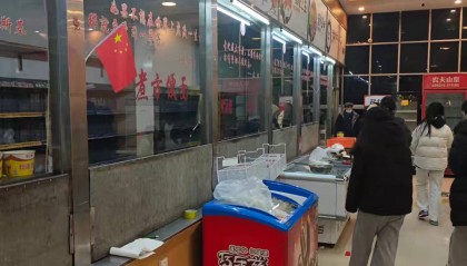 济大学生称超市煮泡面卖10元挤走卖3.5元的食堂老板，学校：已要超市整改，热食商品下架