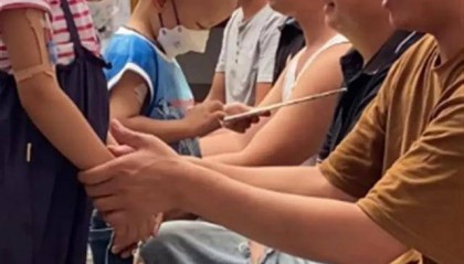 五位爸爸剃光头穿裙子跳舞，突然爆火！背后真相太催泪