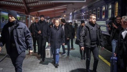 朔尔茨再访基辅，银色新手提箱引发各种猜测，本人解开“谜团”