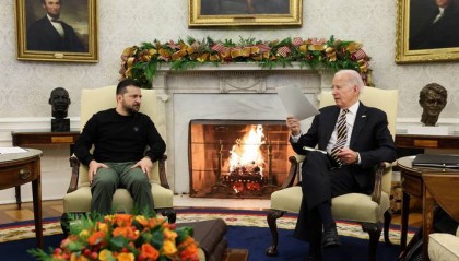 泽连斯基与美国总统通电话讨论军事经济援助