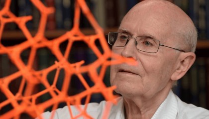 88岁诺奖化学奖得主：我打破戒酒规定，开了一瓶非常便宜的红酒，有些不知所措