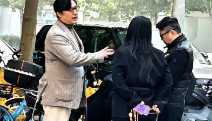 李湘王岳伦现身北京街头被偶遇！二人悠闲聊天离婚后依旧相处融洽