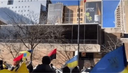 中国大使馆被“包围”，乌克兰人反复高喊6个字，中方签下大名