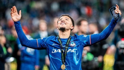 尬！桑乔赛后久久拥抱安东尼 当场打电话：我不回曼联