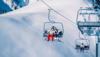 月薪两万，滑不起雪？有雪友在新疆12天花掉13万，有人干脆在河北崇礼买了套房