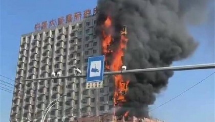 河北衡水一裘皮城突发大火，官方：楼内住户已疏散，大火扑灭无伤亡