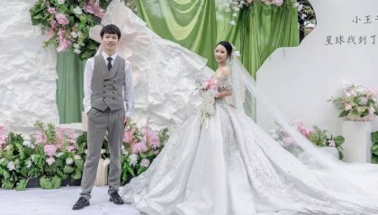 岳阳情侣连续9年在家乡千年古樟树下合影，今年国庆终修正果：希望爱情像古树一样长久