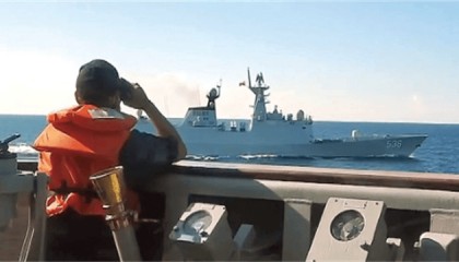 与台军舰最近只有45米！14艘解放军战舰出动，双方互吼“你来啊”