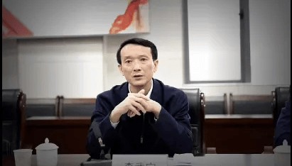 当过市委组织部部长的他，不信组织信关系，结交“政治骗子”