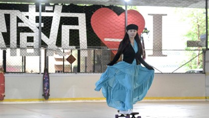 50岁刘阿姨在成都逆风翻盘：从多次病危，到滑板“少女”