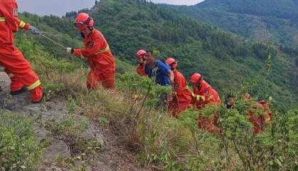 一人因登山摔伤腰部被困山底，淄博消防紧急救援