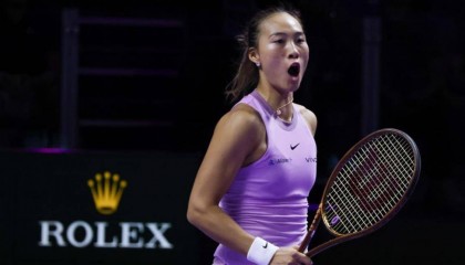 郑钦文霸气击败“冰美人”，获得年终总决赛首胜