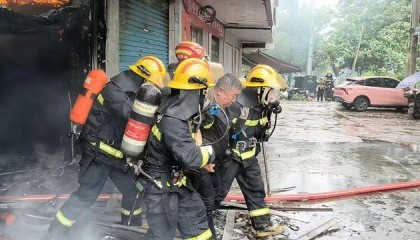 别让充电器“乱点鸳鸯谱”！小心电动车原地“自燃”