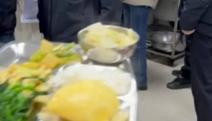 辽宁瓦房店官方通报“上班时间市监局多人排队打饭”：已连夜组建核查组开展核查