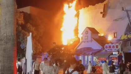 上海欢乐谷夜晚突然失火，游客称一开始还以为是表演，客服人员：目前已正常营业