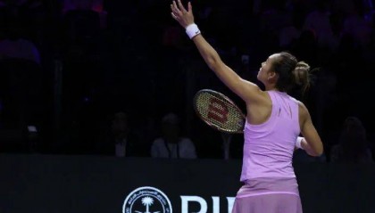 赢了！郑钦文拿下关键战，赛后向观众致歉