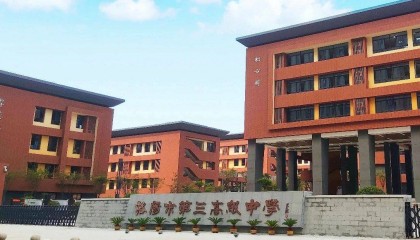 洛阳一高中强制要求家长看晚自习？回应：只是倡导不强制，有老师值班