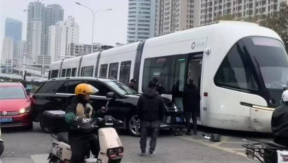 武汉有轨电车与奔驰车碰撞，不久前曾将一男子卷入车底