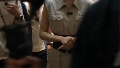 姚安娜“520”戴工牌到车间工厂打工，变身“质检员”