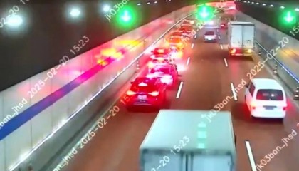 上海隧道内突发多车事故！小轿车刹车不及，连续追尾前方3辆小客车