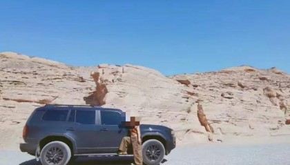 4人在青海无人区失联超30小时，亲历者讲述惊险获救经历：两车陷沙坑后弃车徒步40公里，用口红写下求救信息，当时已基本断水