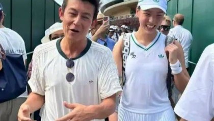 44岁陈冠希晒与王欣瑜同框照：是一场完美的比赛