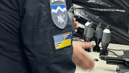 前线的愤怒：乌军摘掉军装上的美国旗徽章