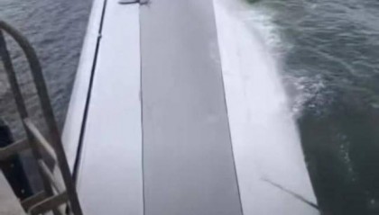 凌晨突发！香港机场一货机冲出跑道坠海，撞地勤车致2人遇难