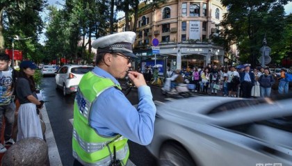 云南警方日均出动警力3万余人次 全力护航“双节”安全稳定