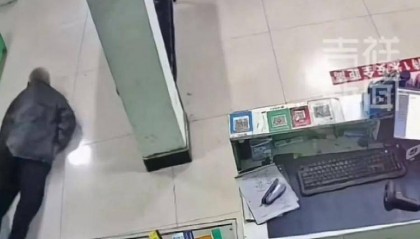 药店摔倒无人扶老人已去世，律师：药店无需担责