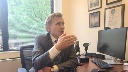 美新副防长提“炸毁台积电”，民进党装聋作哑，台名嘴把话挑明