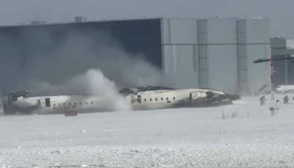 美国客机在加拿大翻覆致18伤 乘客形容“我们像蝙蝠一样倒挂”